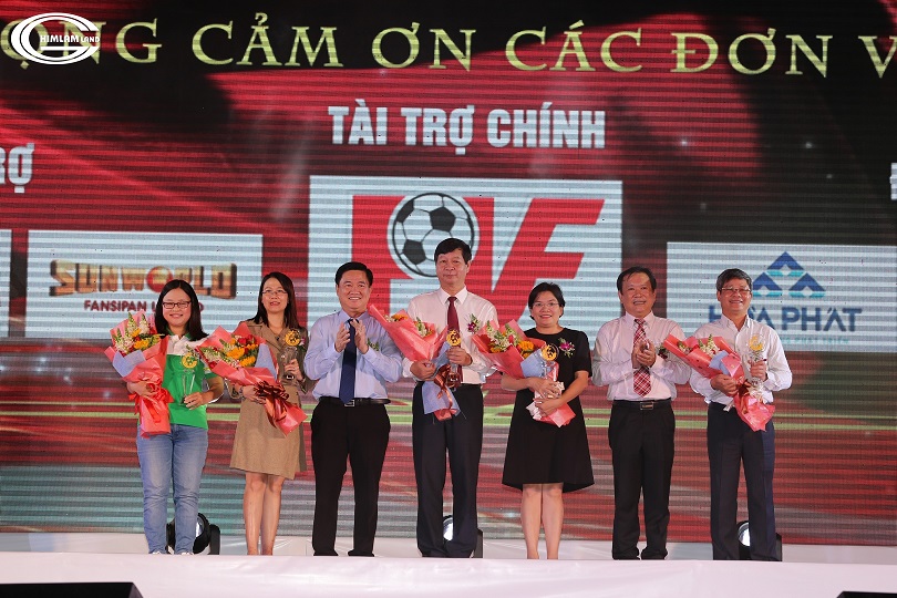 HIM LAM LAND TÔN VINH BÓNG ĐÁ ĐẸP TRONG ĐÊM GALA TRAO GIẢI THƯỞNG FAIR PLAY 2018