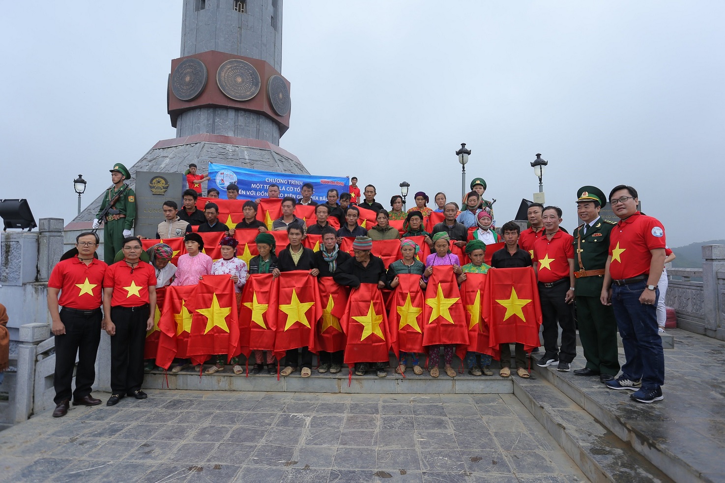 HIM LAM ĐỒNG HÀNH CÙNG CHƯƠNG TRÌNH “MỘT TRIỆU LÁ CỜ TỔ QUỐC ĐẾN VỚI ĐỒNG BÀO BIÊN GIỚI PHÍA BẮC”