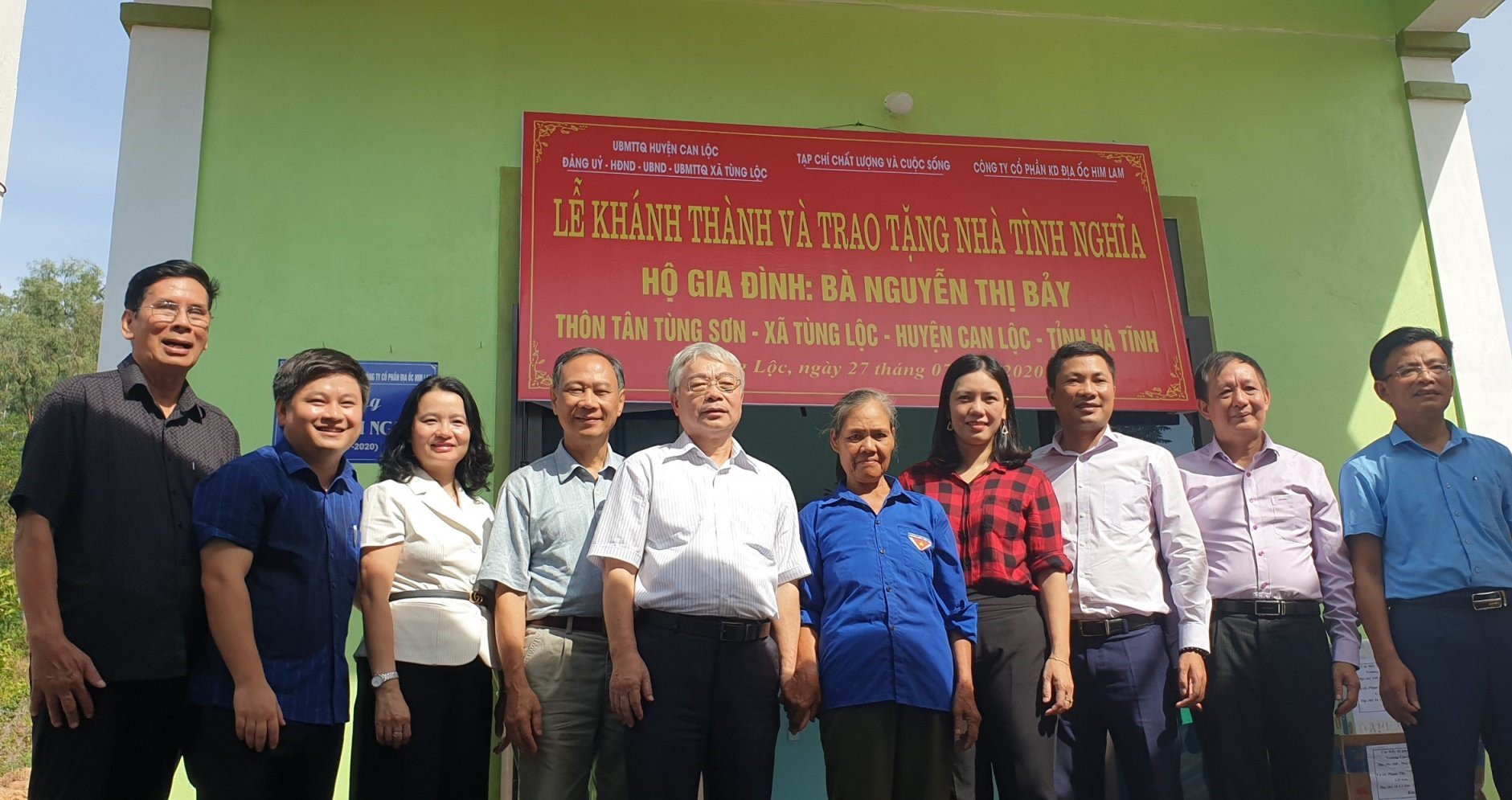 HIM LAM LAND JOIN HANDS TO GIVE A HOUSE Ò GRATIDULE TO THE FAMILY OF MATYRS IN CAN LOC HA TINH