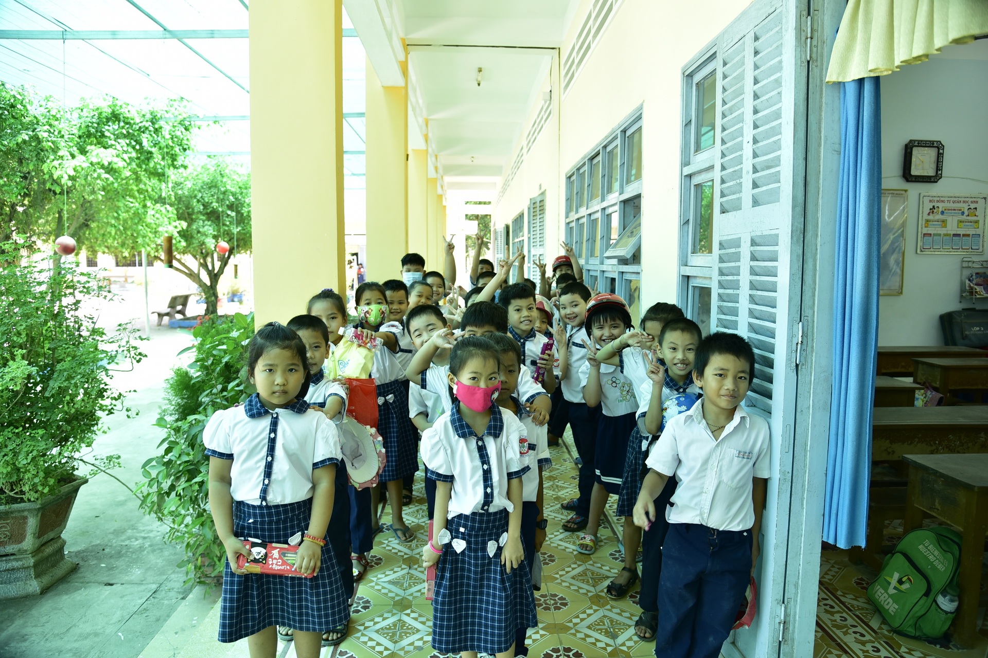 HIM LAM LAND COMPANY WITH VIETNAMNET TO EQUIP PC FOR NGUYEN THI TOT SCHOOL