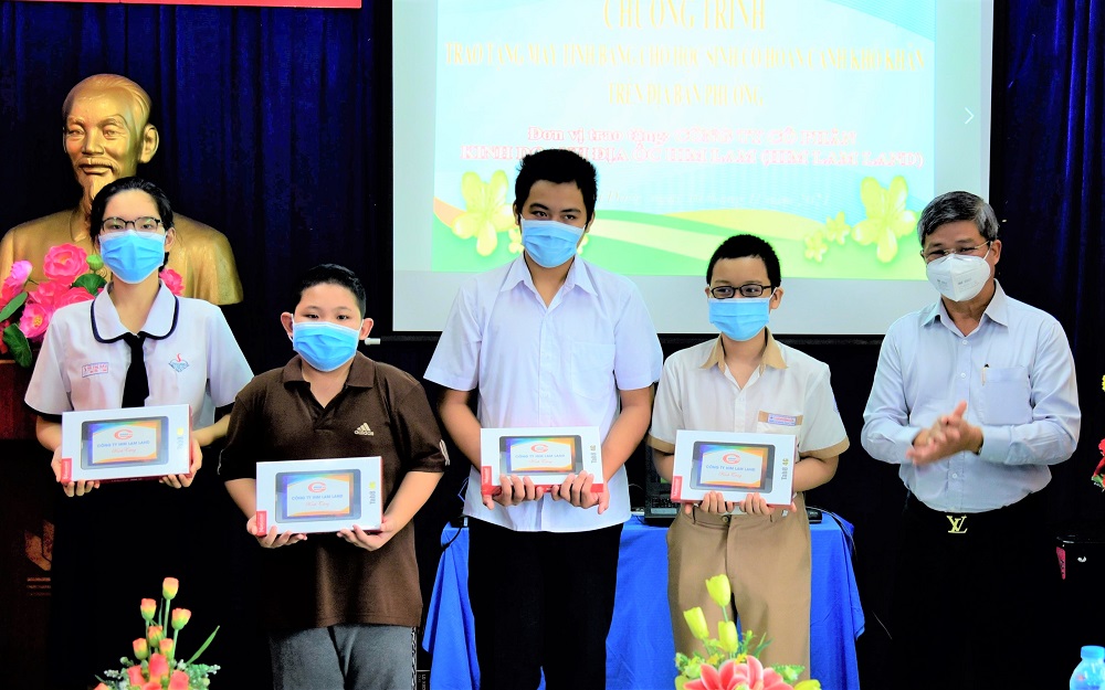 HIM LAM LAND TÀI TRỢ 1.000 MÁY TÍNH BẢNG CHO HỌC SINH, SINH VIÊN NGHÈO VÀ MỒ CÔI CHA MẸ VÌ COVID-19