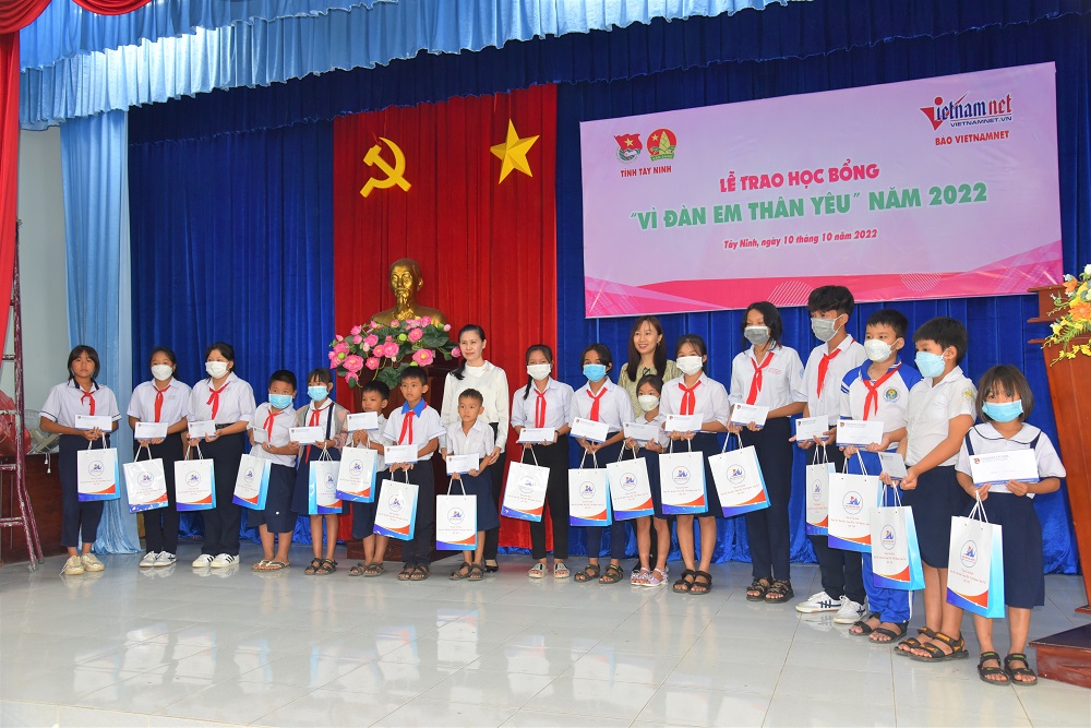 HIM LAM LAND TRAO TẶNG 100 SUẤT HỌC BỔNG CHO HỌC SINH NGHÈO VƯỢT KHÓ TỈNH TÂY NINH